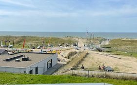 Studio met frontaal zeezicht en afgesloten slaaphoek